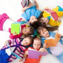 ۱۶۰۳۶۰۲۵-grupo-de-niños-disfrutando-de-la-lectura-juntos